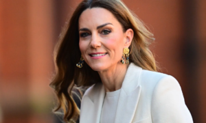 This makeup gesture by Kate Middleton instantly lifts the cheeks after 40