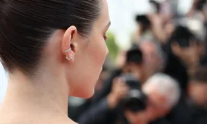 This ear cuff "without drilling" panics the fashion world (and you will quickly forget your classic curls)