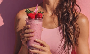 "It looks like a raspberry smoothie" : this new mist with floral and delicious notes leaves the skin fresh and delicately scented
