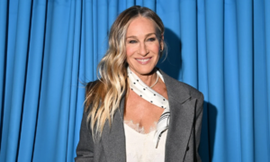 Neither ballerinas nor sandals: these shoes worn by Sarah Jessica Parker with a midi skirt refine the silhouette
