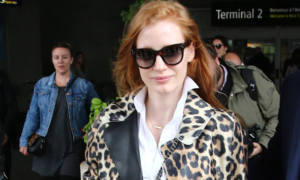 At 50, wearing leggings on a plane is a mistake: this chic 3-piece outfit is unanimously acclaimed