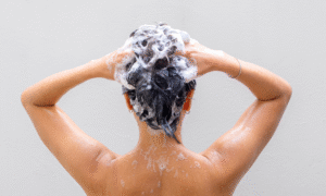 Heatwave: this shampoo "frozen effect" available in supermarkets helps maintain the balance of the scalp microbiome