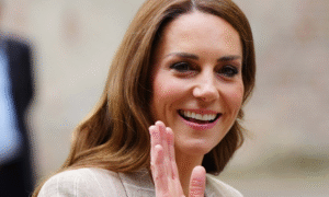 Kate Middleton dares to wear a red dress with hearts for an evening against cancer: fans want to copy her look
