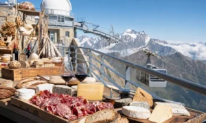 On this legendary summit of the Pyrenees, this lunch at 2,877 m puts Occitanie producers in the spotlight for a day