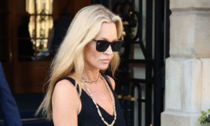 This Loewe bag that Kate Moss never put away becomes the it-bag 2026, and you’re going to want to adopt it like her
