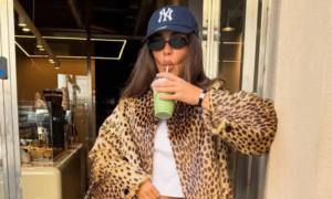 White sneakers are over: this colorful pair becomes the chic base of summer 2026