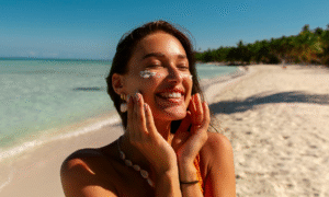 "No more choosing at the pharmacy" : this 2-in-1 sunscreen contains a face cream and an SPF50 lip stick