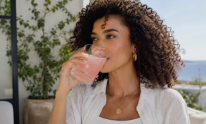 "This is how I manage to drink water" this little cube full of vitamins is making the buzz this summer