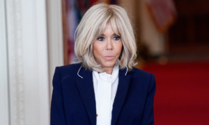 Brigitte Macron forgets heels at the G7: these ultra-comfortable sneakers enhance your office look