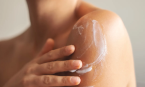 Goodbye snake skin: this body lotion with Monoï de Tahiti offers skin hydrated for 24 hours without a greasy finish