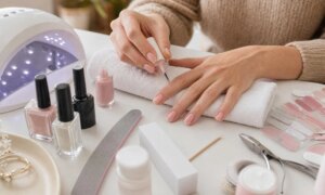 Home manicure: this technique promises up to 3 weeks of hold