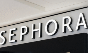 Sephora: much more than a simple fixative, this treatment-enriched spray provides the skin with intense hydration for a plumped, long-lasting finish