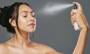 "I save 15 minutes in the morning thanks to this spray serum" : composed of 95% natural origin, it offers 100% hydration and reduces redness by 87%