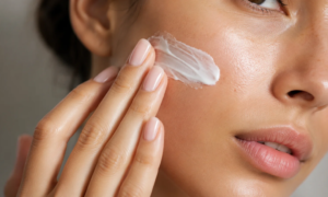 "My sensitive skin can finally tolerate sunscreen" : elected Victoire de la Beauté 2025-2026, this SPF50+ fluid protects without a white finish