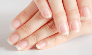 “Between each application, I like to let my nails breathe”: this treatment "glow activator" cares for and strengthens weakened nails and reveals their natural beauty
