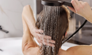 Goodbye to knots after the beach: this sweet almond shampoo sold for only 3 euros instantly detangles hair