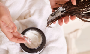 “The sea has damaged my hair too much, it looks like straw”: this mask enriched with biotin and ceramides repairs the hair fiber in depth