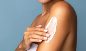 “This milk penetrates in 2 minutes, it’s amazing”: this after-sun protects the skin from skin aging caused by UV rays