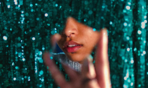 This podcast dismantles the new pressure on the perfect face: after listening to it, you will no longer see your reflection the same
