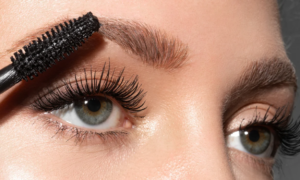"My eyelashes have doubled in length" : this 100% natural origin Castor Mascara lengthens and densifies eyelashes while making them grow