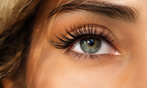 "My mascara no longer runs at the beach" : this low-priced essence product is rated excellent on Beauté-Test
