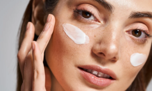 “100 hours of hydration applied in 1 minute”: this cream acts as a pure hydration booster by penetrating deeply and giving plumper skin