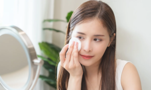 “Every time I took off make-up, I lost eyelashes”: this two-in-one treatment available in pharmacies removes make-up and makes them grow