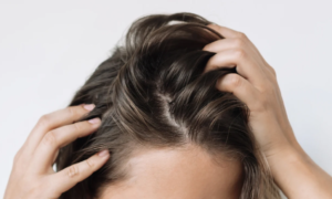 “I finally have volume at the roots, it looks like I’m blow-drying when it’s not the case”: this volume spray for fine, flat hair adds +0.4 cm in three seconds at the roots