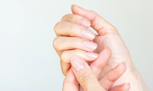 “I finally take responsibility for my natural nails”: this nail and cuticle treatment for only 15 euros, easy to use with its brush tip, softens and strengthens the nail plate