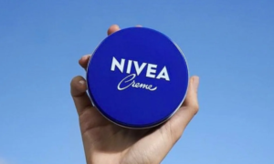 If you use Nivea blue cream as an anti-wrinkle, you are wrong: cosmetic experts have confirmed it.