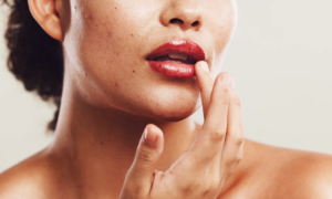 “It looks like I just came from the surgeon”: this gloss for only $1 available at Nocibé, infused with a delicious honey-vanilla fragrance, smoothes the lips and gives an irresistible shine