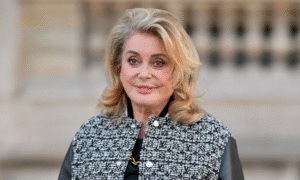 Goodbye to the blazer: at 82, Catherine Deneuve adopts this Louis Vuitton fall jacket which rejuvenates the entire silhouette