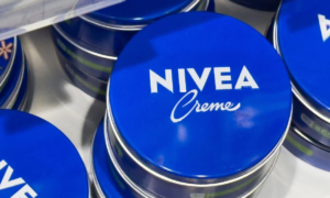 “I replaced this famous blue jar for the face with this purple jar”: this highly hydrating 48-hour facial cream erases the first signs of aging by smoothing fine lines and wrinkles
