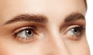 “My eyebrows are set for the whole day”: this transparent browlift effect gel for $4 available at Nocibé fixes the eyebrows for 18 hours