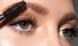 “My eyelashes have doubled in length”: this XXL mascara combines makeup and care to offer extreme volume while strengthening the fringe