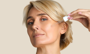 “My facial features have become finer thanks to this product”: this smoothing serum with green micro-algae extract smoothes the face and reduces dark circles and puffiness