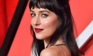 Nail trend: this very dark manicure adopted by Dakota Johnson will dominate winter 2026