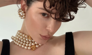 This pearly jewel adored by Chanel invades the spring-summer 2027 fashion shows: how to adopt it without "granny" ?