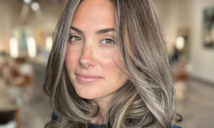 Gray hair considered dull: this highlighting technique frames the face and brightens the complexion after 50 years